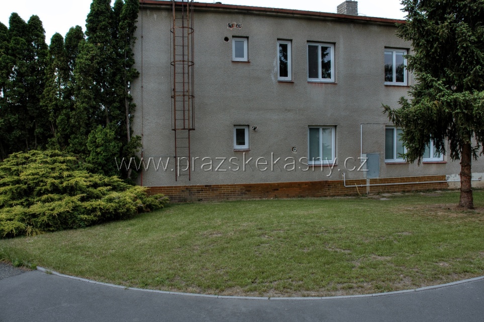 Fontána s vodotryskem u budovy MČ Praha-Nedvězí