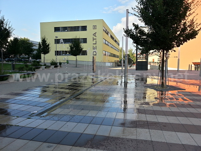 Štěrbinové fontány v parteru sídliště Dědina