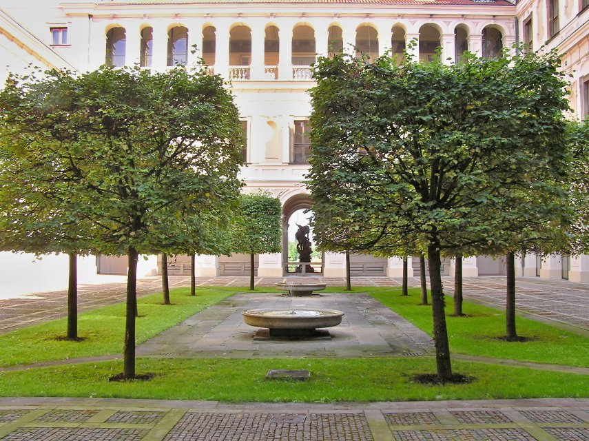 Fontány na nádvoří Černínského paláce