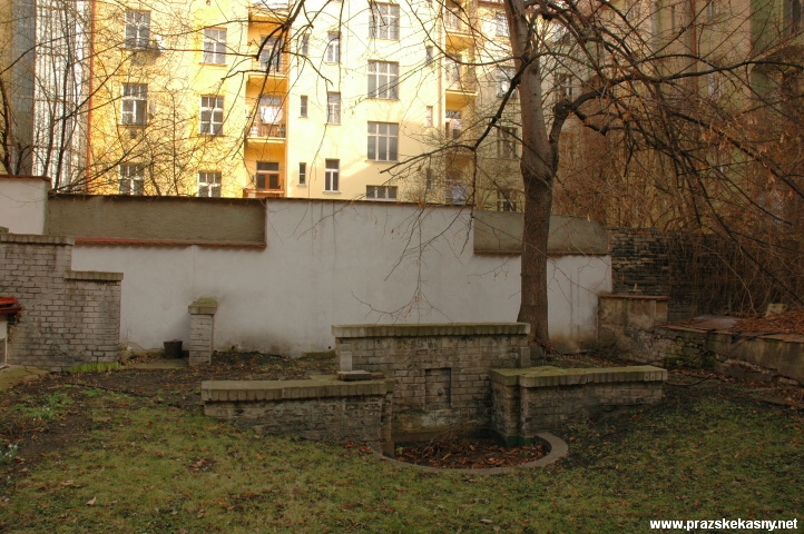 Zbytky zděné kašny v zahradě Laichterova domu