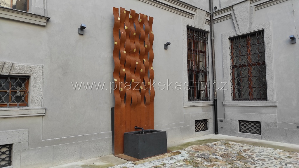 Nová kašna v Clam-Gallasově paláci