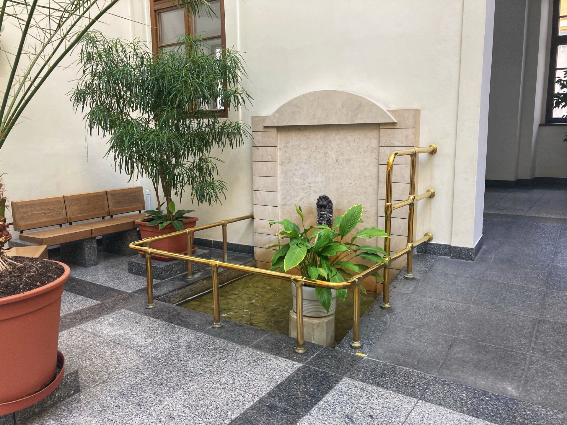 Kašna ve dvoraně Betlémského paláce