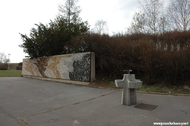 Žulový prameník na odpočívadle dálnice D11 - směr centrum