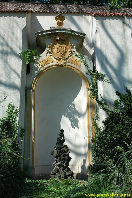 Kašna s putti v zahradě paláce Schützenů