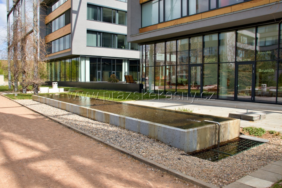 Dvě nádrže v zahradě komplexu City West