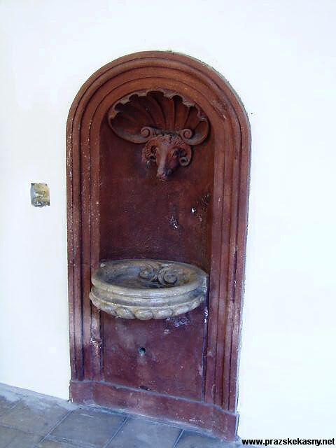 Lavabo v nice v bývalém Vlašském špitálu