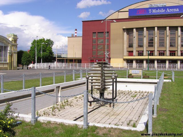 Moderní fontána na Výstavišti před Průmyslovým palácem