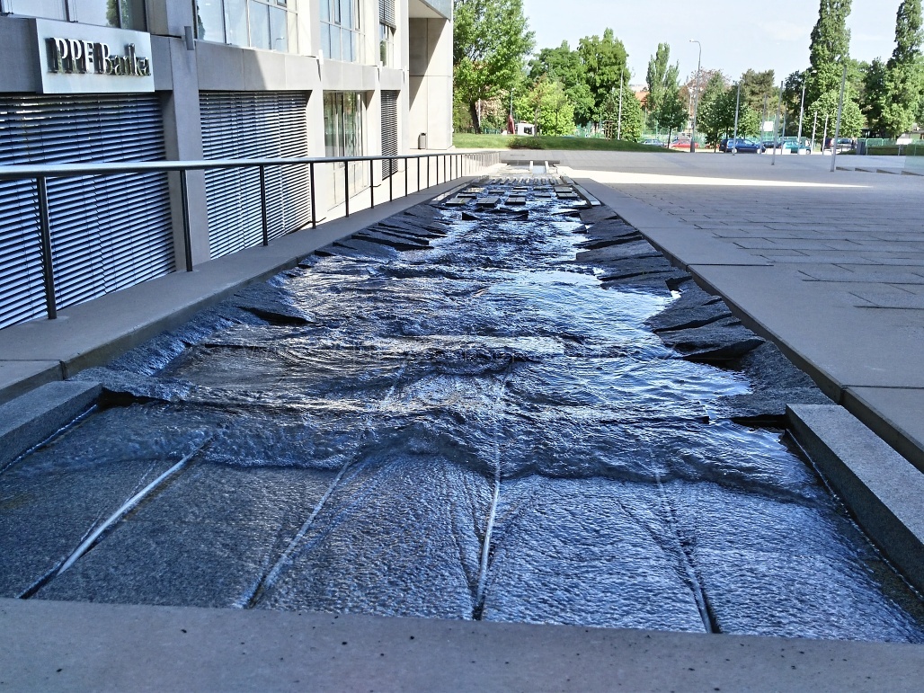 Fontána u kancelářské budovy Na Hřebenech