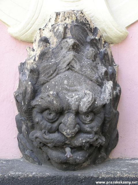 Dvě kašny ve dvoře paláce Sylva-Tarouců
