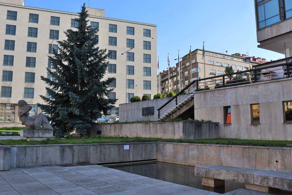 Kovová fontána před Parkhotelem