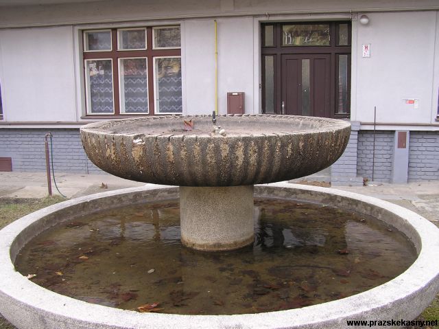 Fontána v předzahrádce základní školy