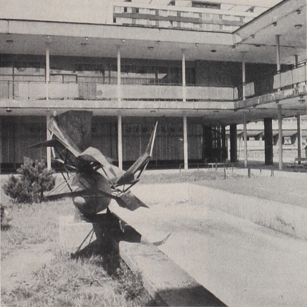 Domov: kultura bydlení, architektura, umění, design, styl. Praha: Státní nakladatelství technické literatury, 1984, 1984(1), s. 39. ISSN 0012-5369