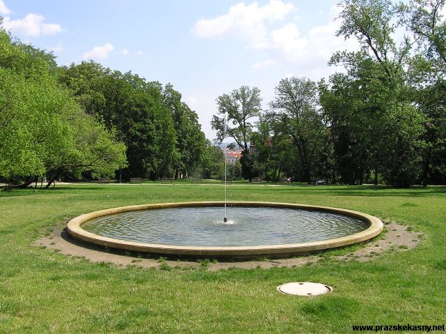 Vodotrysk před letohrádkem Kinských