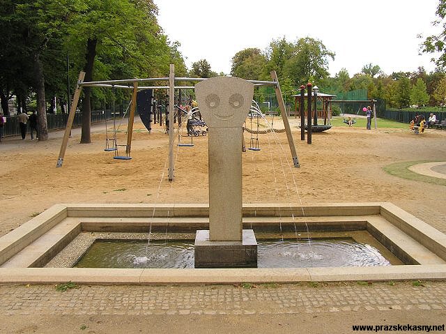 Fontána a pítko na hřišti
