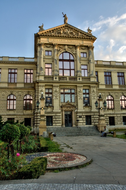 Fontána před budovou Muzea hlavního města Prahy