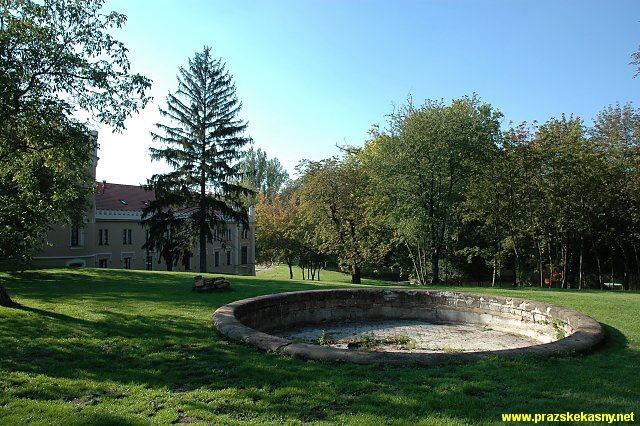 Fontána v krčském zámeckém parku